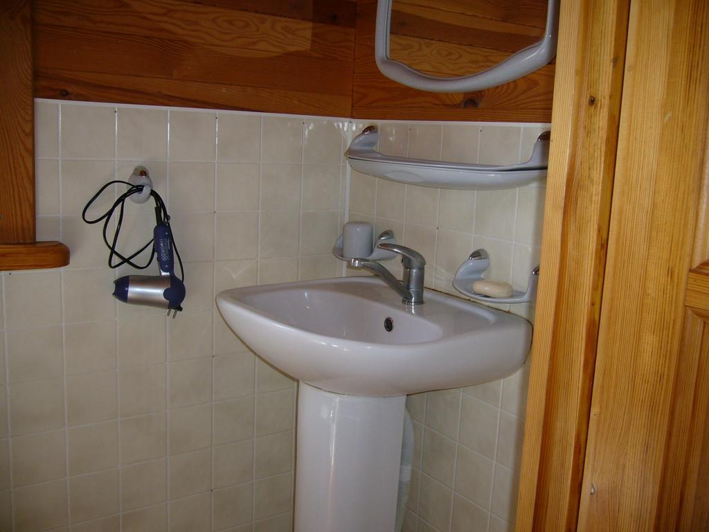 Ezerzemes Guest House Nirza Phòng bức ảnh